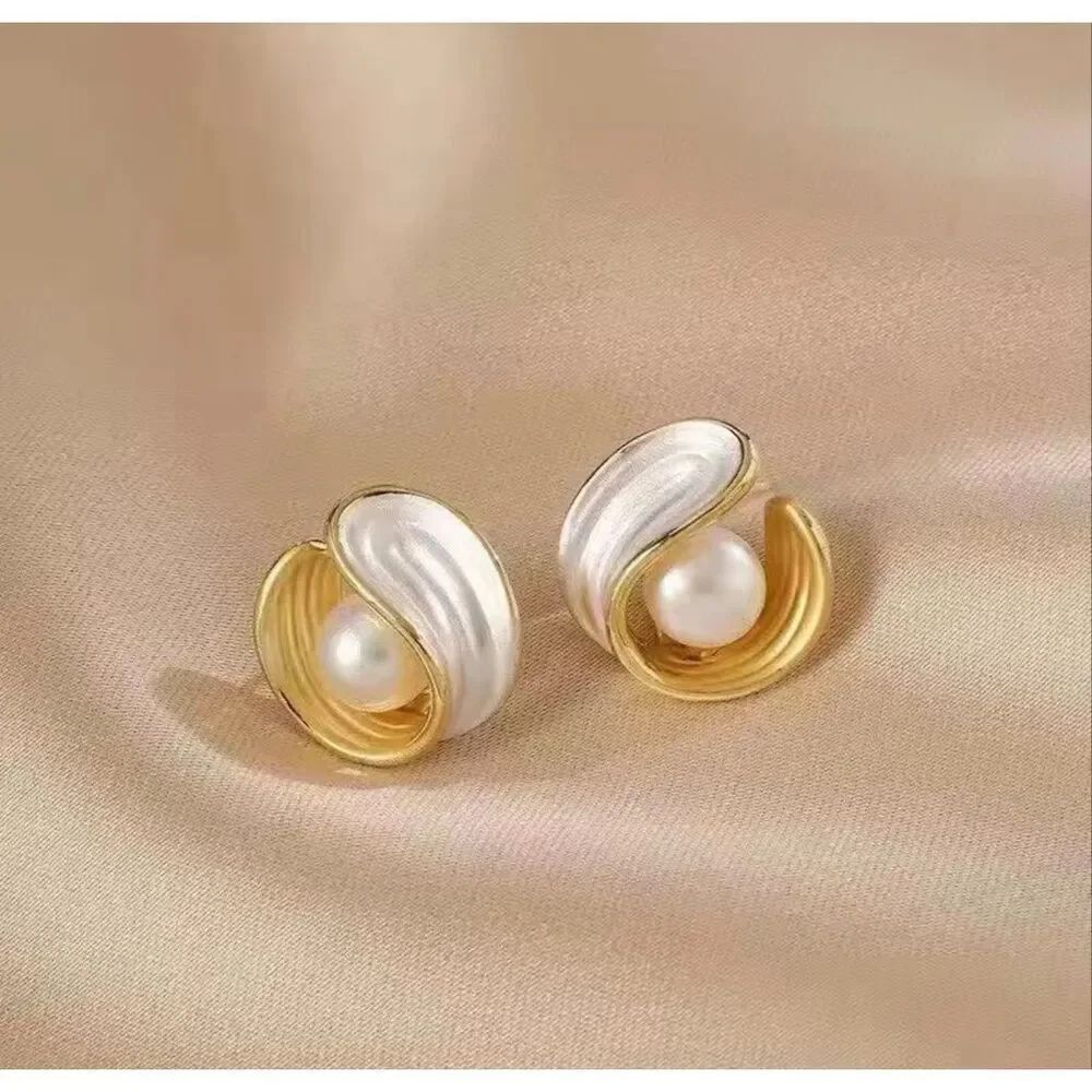 NWOT Vintage Style Gold Swirl Pearl Stud Earrings Sculptural Shell Statement - Picture 4 of 6